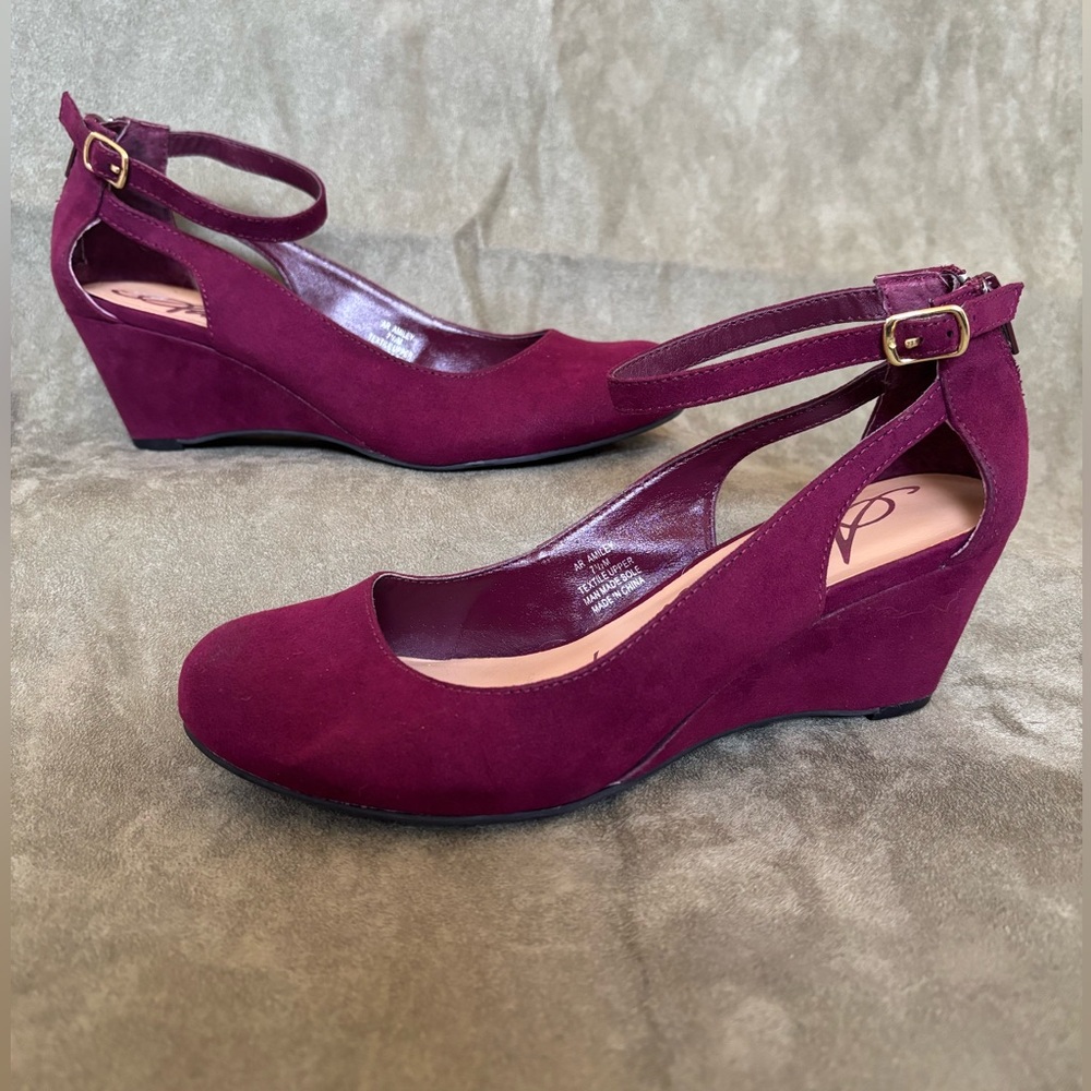 AMERICAN RAG Burgundy Faux Suede SZ 7.5 Ankle Strap Wedge w/ back Zip Closure
